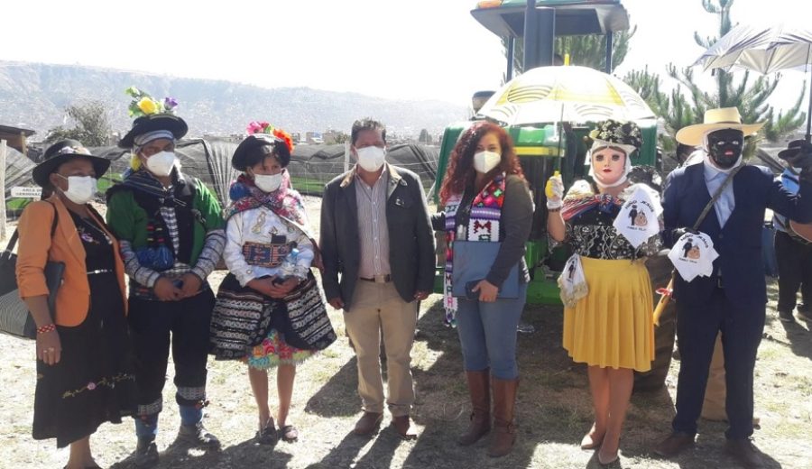 Agro Rural entrega 12 tractores agrícolas a gobiernos locales de Ayacucho y Huancavelica