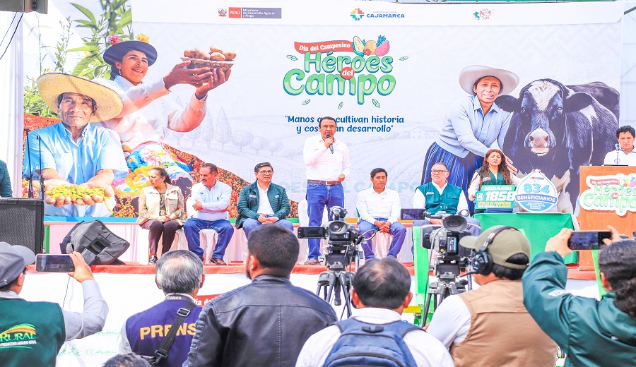 Día del Campesino: Gobierno entregó tractores para impulsar el desarrollo de la agricultura familiar en Cajamarca
