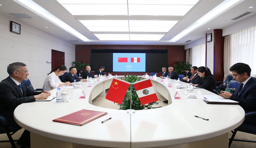 Perú y China afianzan acuerdos estratégicos para modernizar el riego y potenciar la agricultura familiar