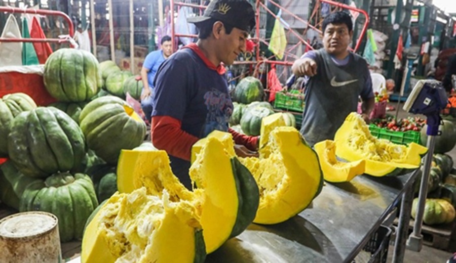 En los mercados mayoristas hay ofertas de vainita, zapallo, camote, sandía, piña, manzana y otros