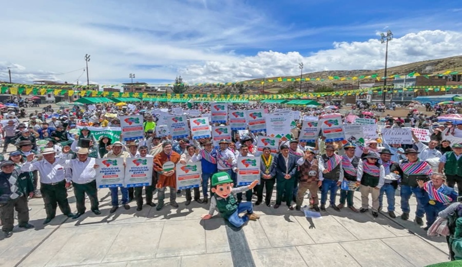 MIDAGRI impulsa seguridad jurídica rural con entrega de más de 1,300 títulos en Junín