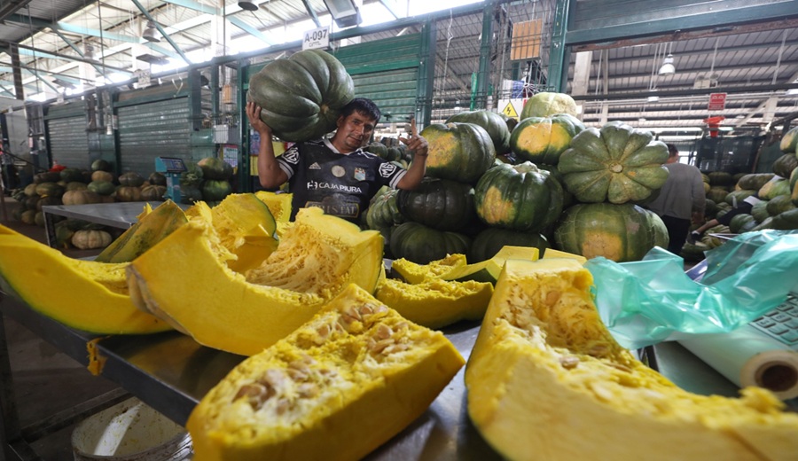 En los mercados mayoristas tuvieron ofertas de zapallo, camote, papa, piña, palta, uva y otros
