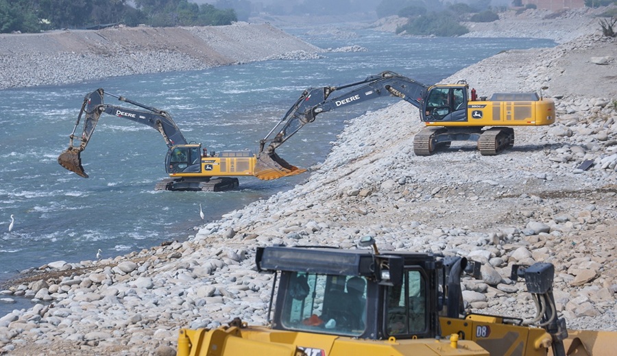 Maquinaria de la ANA trabaja en la descolmatación de ríos y quebradas en el norte del país