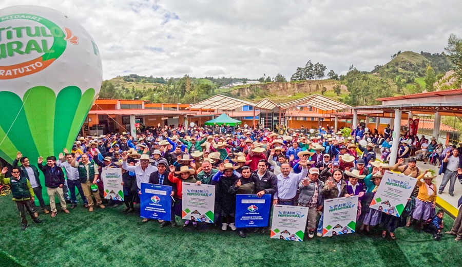 MIDAGRI entrega 1,839 títulos rurales y beneficia a 1,500 familias en Cajamarca