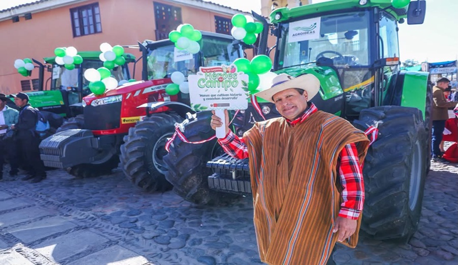 MIDAGRI entrega maquinaria agrícola y reconoce a los “Héroes del Campo” en Ayacucho