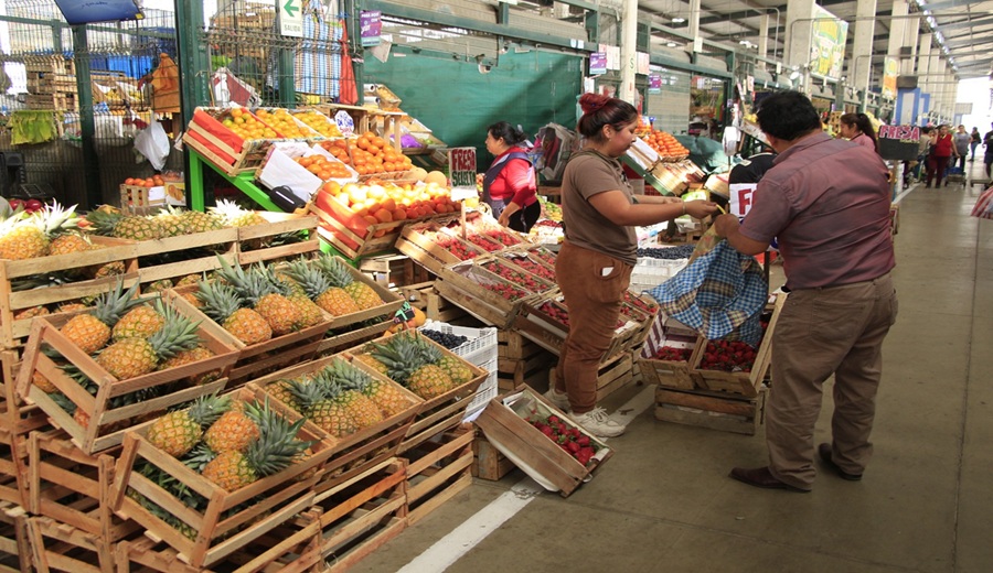 Mercados mayoristas ofrecen vainita, haba, papa, mango, piña y uva a precios accesibles