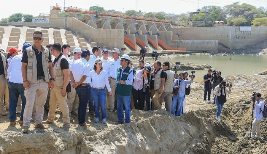 Autoridades supervisan avance de la descolmatación del río Piura ante el fenómeno El Niño