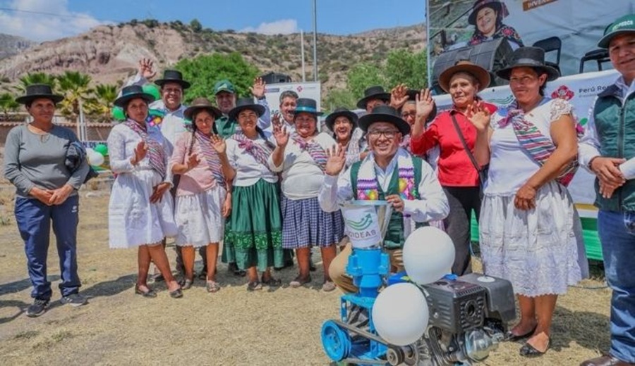 MIDAGRI entrega 11 galpones de cuyes a mujeres emprendedoras de Ayacucho